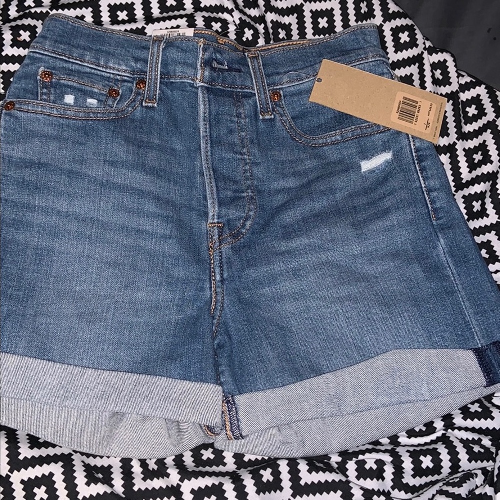 NEW wedgie levi shorts! size 2, W26